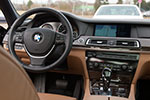 BMW 750i (F01), Blick auf das Cockpit mit Mittelkonsole 