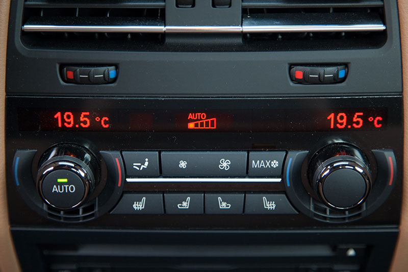 BMW 750i (F01), Temperatur-Einstellung im Fond