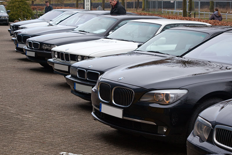 BMW 7er-Reihe aus Deutschland auf dem Parkplatz des Autohauses Erkis in Veenendaal