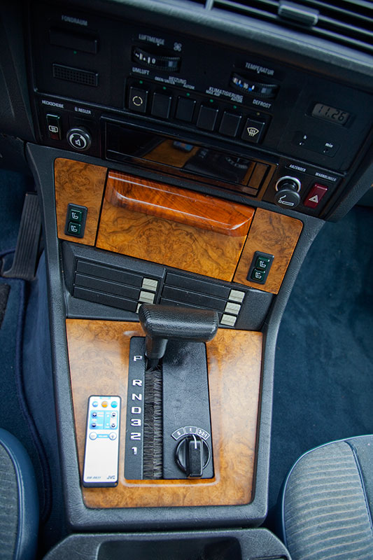 BMW 735i (Modell E23), Mittelkonsole