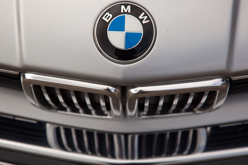 BMW 735i (Modell E23), BMW-Emblem und BMW-Niere 