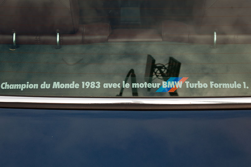 BMW 745i (Modell E23) mit franzsischem Werbe-Spruch auf der Heckscheibe