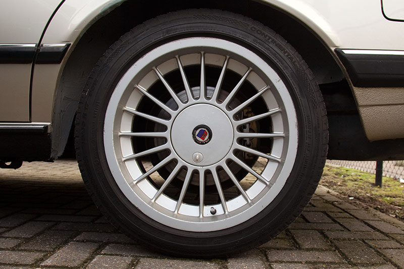 BMW 7er, Modell E23, mit nachgersteten Alpina-Details, Alpina-Rad
