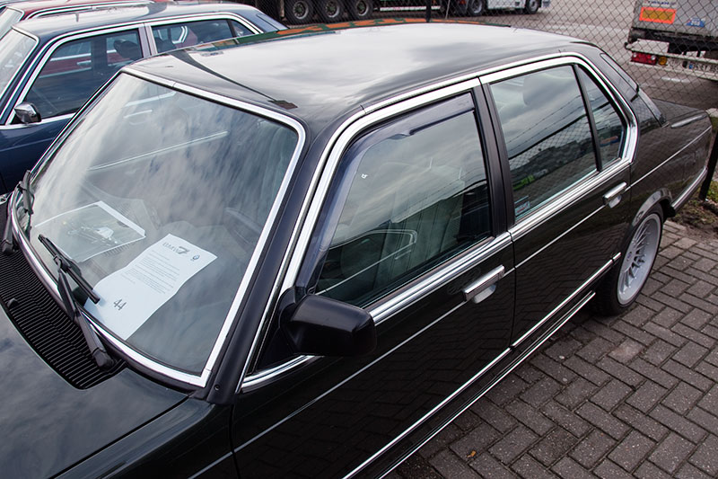BMW 735i (Modell E23) mit Windabweiser an den vorderen Fenstern 