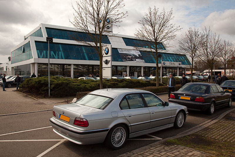 BMW 7er Parken auf dem Parkplatz des BMW Autohauses Ekris in Veenendaal