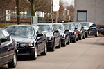 BMW 7er-Reihe auf der Strae vor dem BMW Autohaus Ekris im niederländischen Veenendaal