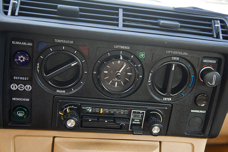 BMW 730 (Modell E23), zum Fahrer geneigte Mitelkonsole