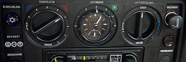 BMW 730 (Modell E23), zum Fahrer geneigte Mitelkonsole