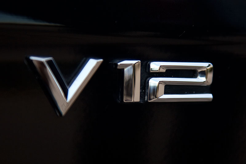 V12-Schild an einem BMW 750i (E38)