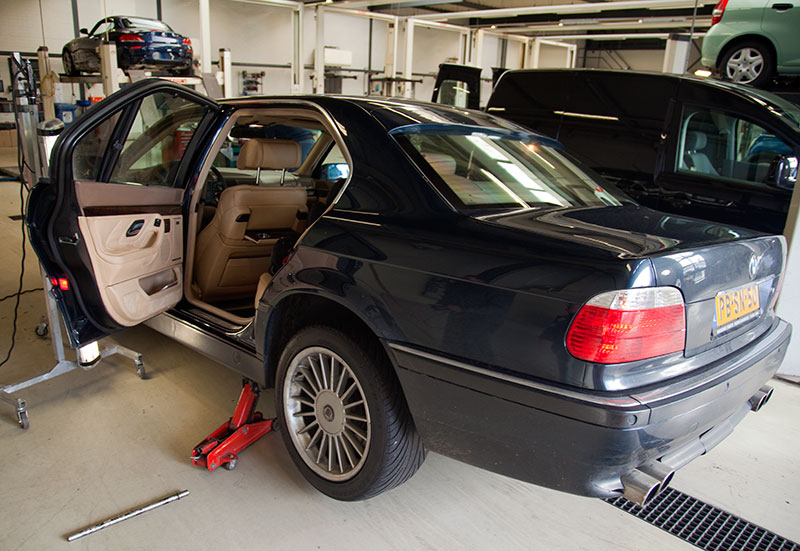 in der BMW Werkstatt Ekris konnten Teilnehmer Kleinigkeiten an ihren Autos kostenlos reparieren lassen
