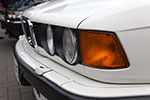seitlich-frontaler Blick auf den weien BMW E32