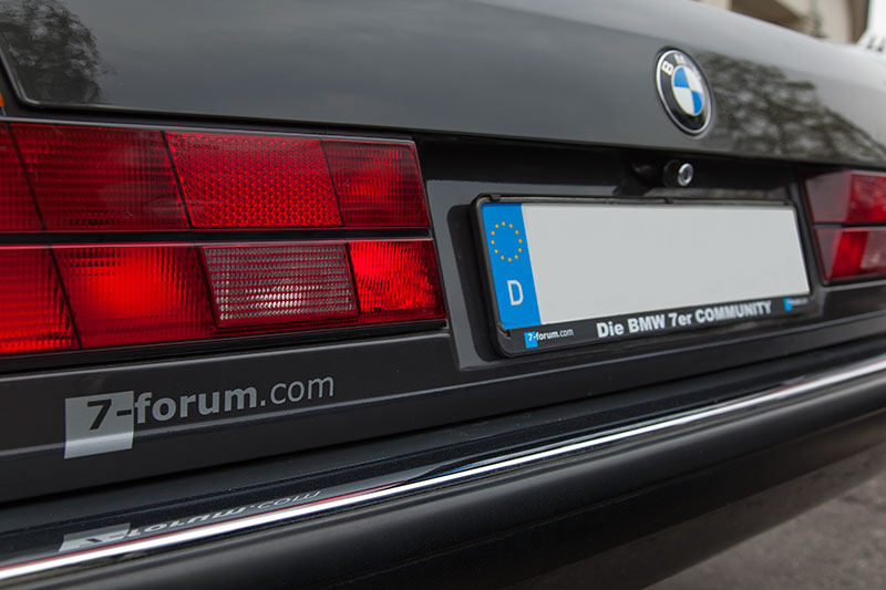 Foto: BMW 740i (E32) von Inken ('Last Viking') mit Forums-Kennzeichenhalter  und Aufkleber (vergrößert)