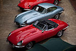 Schicke Jaguar-Fahrzeuge, vorne ein 1965 E-Type Series 1 Cabrio