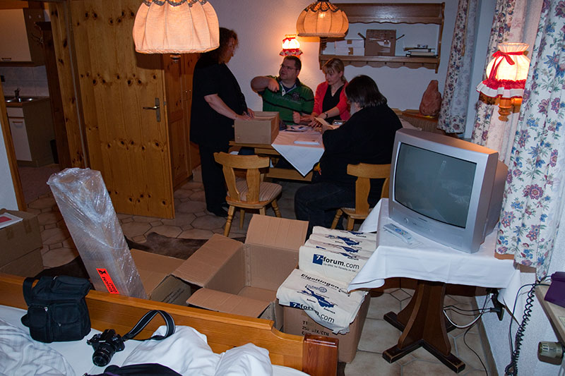 das ORGA-Team am Vorabend im Hotel-Zimmer beim Packen der Forumsbeutel