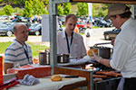 Grillstand am Parkplatz: Organisator Benni ('warp735') bestellt Essen 