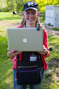 Viola ('Phoebe') mit der Live-Video-Übertragungstechnik in der Hand