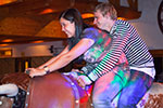 Ann-Katrin ('Rakete') und Daniel ('Swordy') beim Paar-Bullenreiten