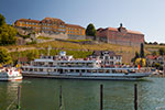 Hafen von Meersburg mit dem Staatsweingut und Droste-Hülshoff-Gymnasium im Hintergrund