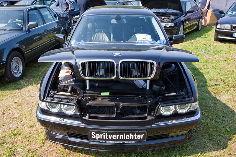 Foto Tobias''e38freak' BMW 740i E38 mit ge ffneter Motorhaube 