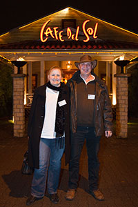   Stammtischorganisatoren Kerstin ('V8 Beppina') und Michael ('Beppo7') abends vor der Stammtisch-Lokalität Café del Sol in Hildesheim