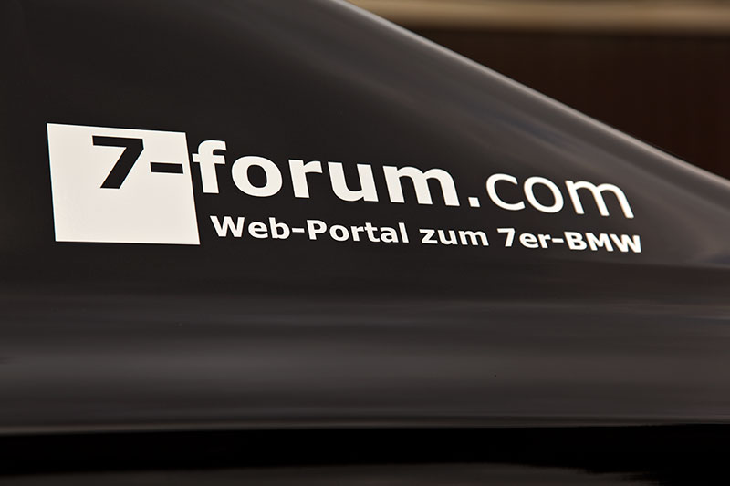 7-forum.com Aufkleber auf der C-Sule von Christians BMW 750Li (F02)