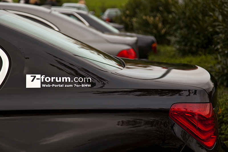 7-forum.com Aufkleber auf der C-Sule von Christians BMW 750Li (F02)