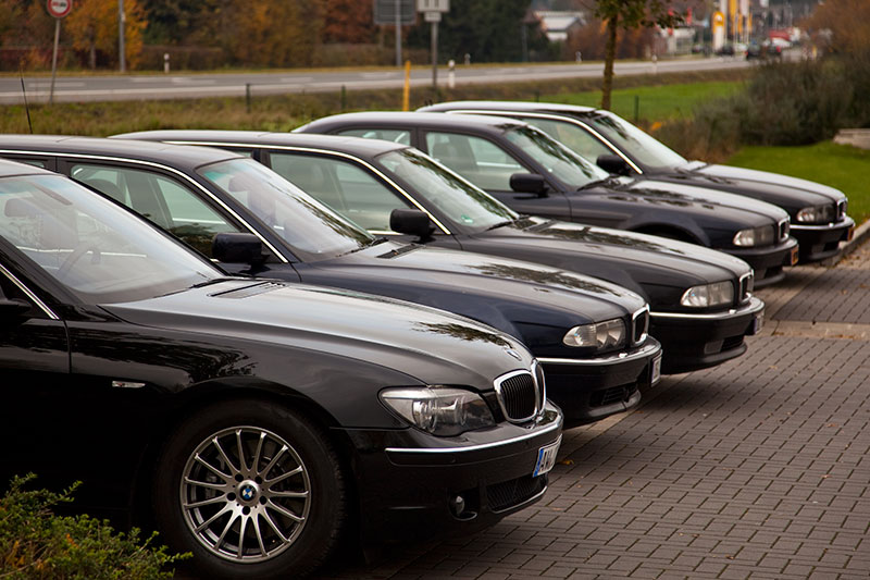 BMW 7er Reihe auf dem Parkplatz der Stammtisch-Lokalitt Caf del Sol in Castrop-Rauxel