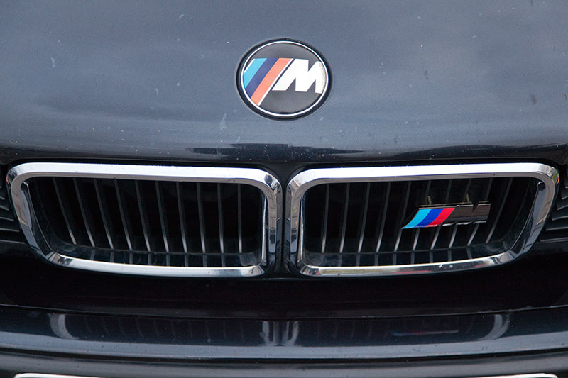 BMW 730i (V8), Modell E32, genderte Niere, BMW M Logo statt BMW Logo und M-Schriftzug im hlergrill
