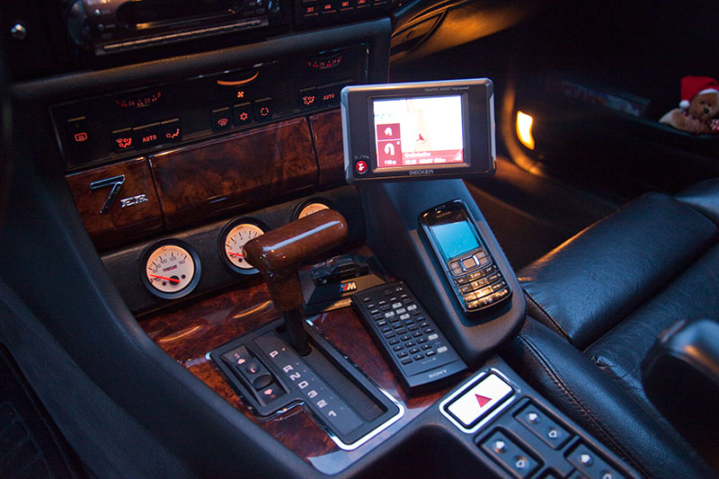 BMW 730i (V8), Modell E32, Mittelkonsole mit zustzlichen Instrumenten, Handy-Halterung und Navigationssystem