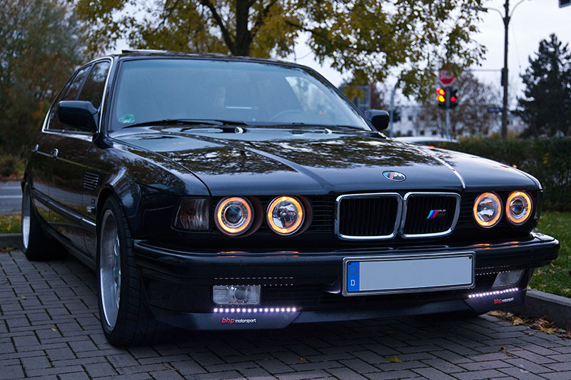 BMW 730i (V8), Modell E32, mit nachgerstetem LED-Tagfahrlicht und Corona-Standlichtringen
