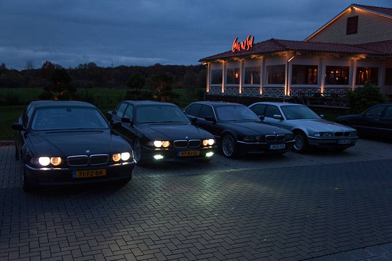 BMW 7er-Reihe am Abend auf dem Stammtisch-Parkplatz