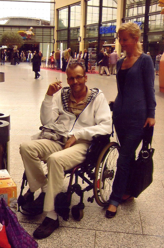 Oliver im Rollstuhl, mit seiner Freundin beim Einkauf fr seine neue Wohnung