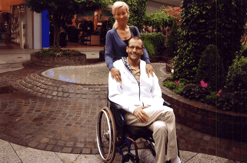 Oliver im Rollstuhl, mit seiner Freundin