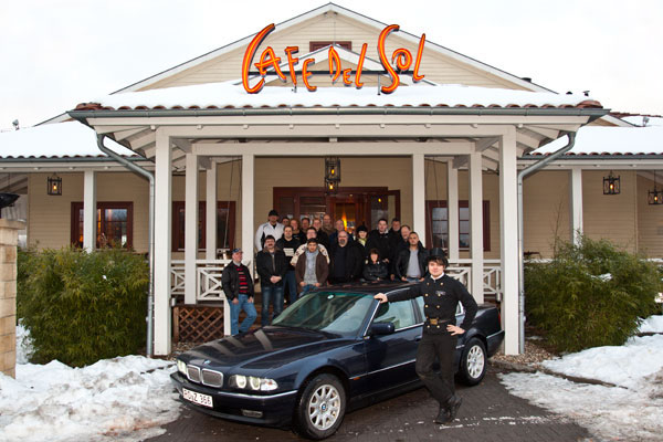 Alan ('Alien', vorne mit seinem BMW 730i, E38) in seiner Schornsteinfegeruniform