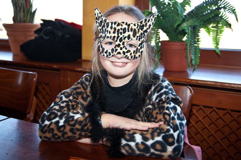 Die neunjhrige Anastasia kam als Gepard verkleidet mit Mutter Polina ('Engel 07').