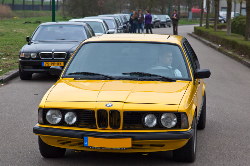 ein gelber BMW 7er der ersten Modellreihe E23 auf dem Weg zum 7er-Parkplatz