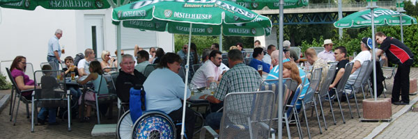 BMW Schwaben Stammtisch auf der Terrasse der Schnitzelhütte in Gemmringheim