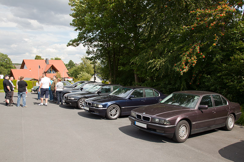 teilnehmende 7er-BMWs auf dem Parkplatz an der Schtzenhalle