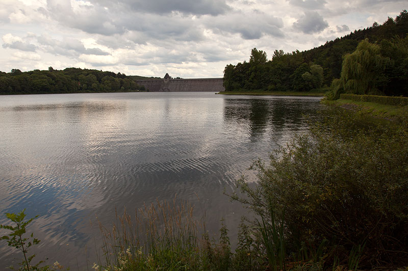 Blick auf das Gewsser hinter dem Mhnesee-Staudamm