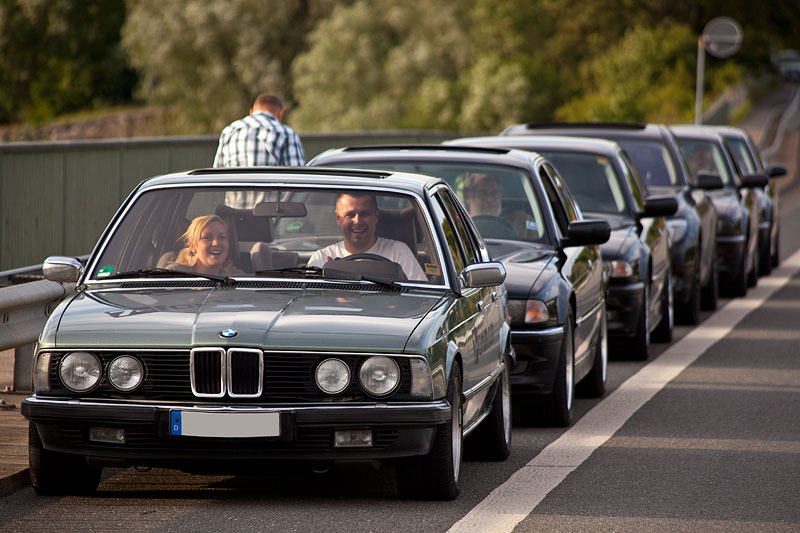 Foto-Stopp auf der Delecker Brcke, vorne der BMW 735i (E23) mit Veru und Michal ('bmwe23')