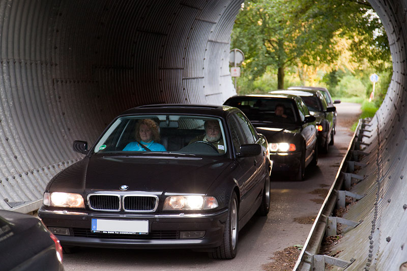 BMW 7er-Reihe unter einer Unterfhrung