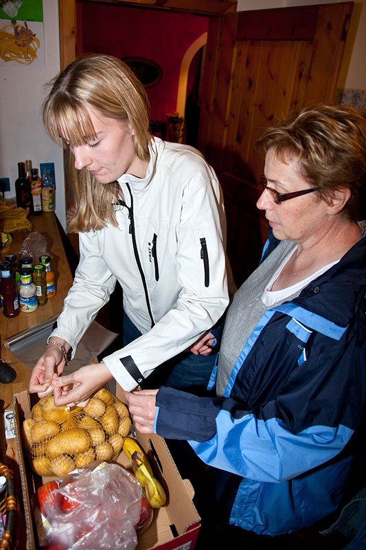 Viola ('*Phoebe*') und Rita beim Zubereiten in der Kche