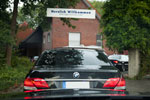 Freitag gegen 19 Uhr traf der 7er-Konvoi aus Bergkamen auf Pauls Bauernhof ein. Vorne der BMW 730d (E65) von Markus ('krie6hofv').