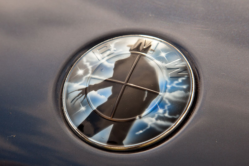 Foto: alternatives BMW Logo auf der Motorhaube des BMW 735i (E65