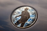 alternatives BMW Logo auf der Motorhaube des BMW 735i (E65)
