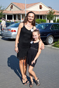 dem Anlass entsprechend, zeigten sich Polina ('Engel 07') mit Tochter Anastasia im eleganten Outfit