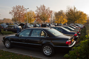 voller BMW 7er-Stammtischparkplatz im November beim Rhein-Ruhr-Stammtisch