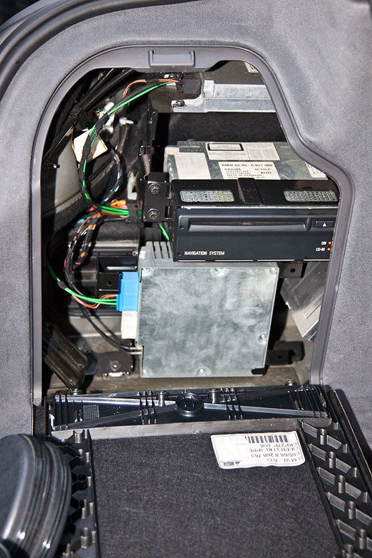 Kofferraum mit CD Lesegert fr das Navigationssystem; der CD-Wechsler befindet sich seit der E65-Generation im Innenraum