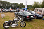 7er-Fraktion beim BMW Treffen auf Pauls Bauernhof 2012, vorne die Harley-Davidson von Kai ('k5272')