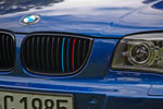 BMW 1er (E87), Niere mit drei in BMW M Faraben lackierten Stäben